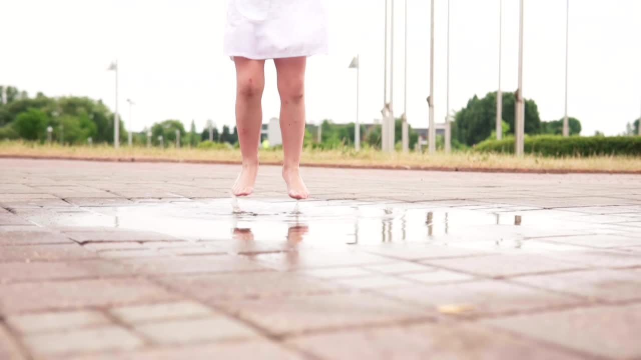 Free Video Stock toddler jumping in a puddle Live Wallpaper
