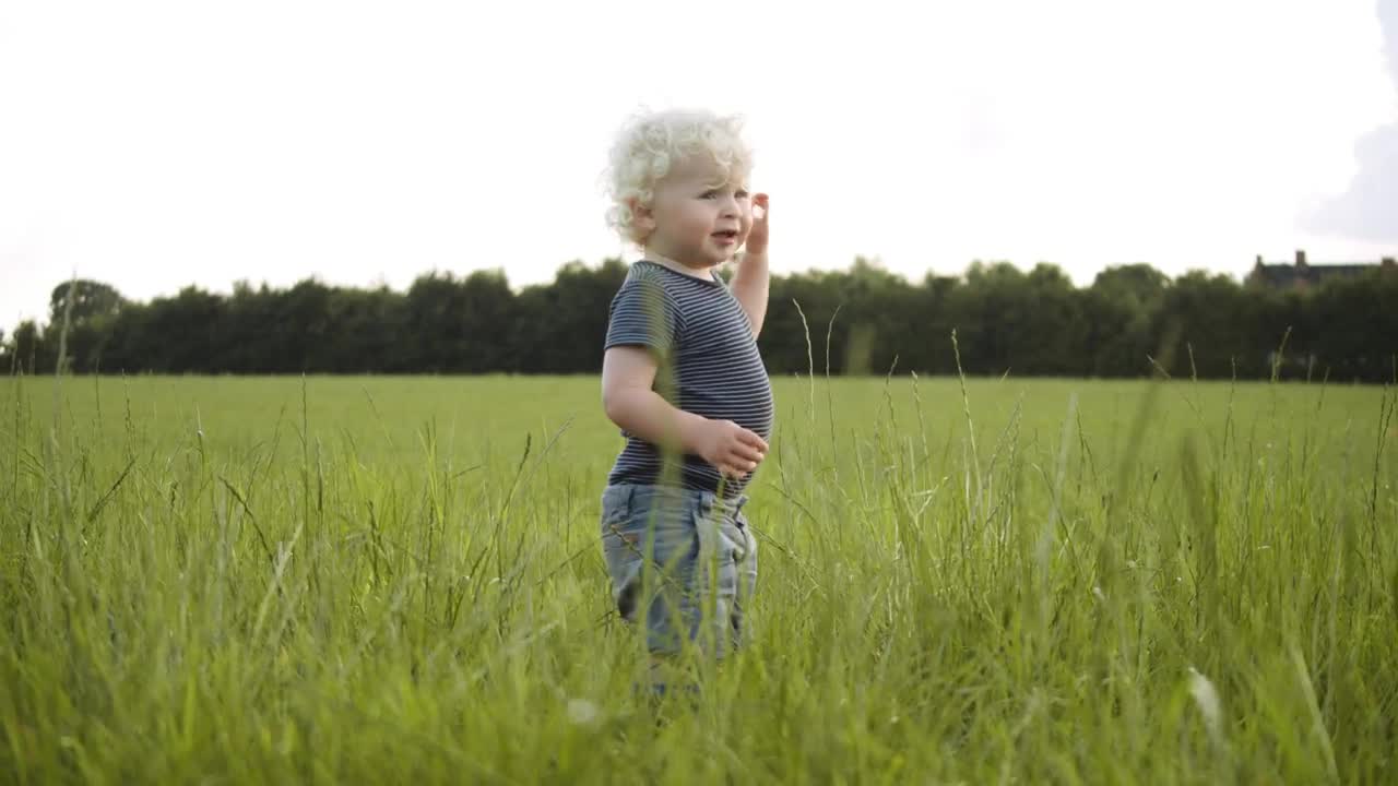 Free Video Stock toddler laughing outside Live Wallpaper