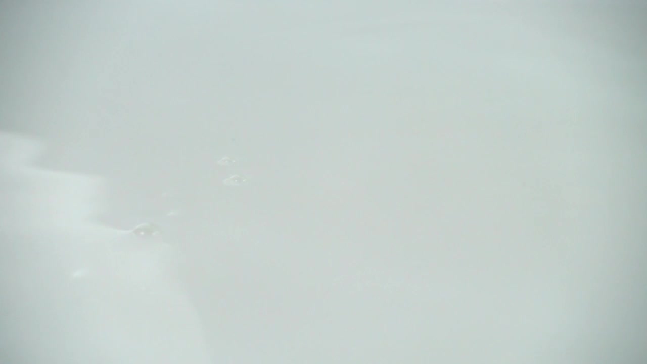 Free Video Stock tomato falling into clear water Live Wallpaper