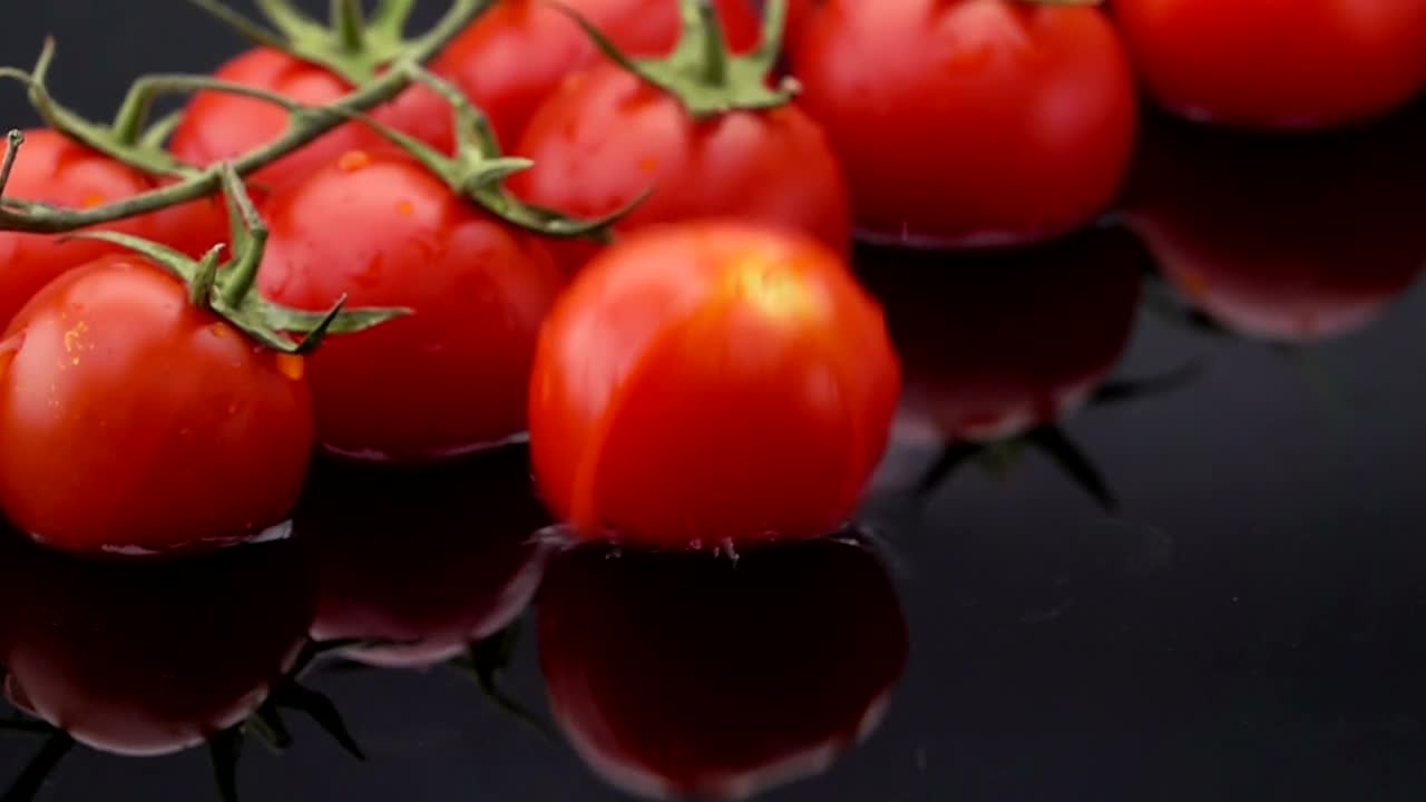 Free Video Stock tomato slices falling into water Live Wallpaper