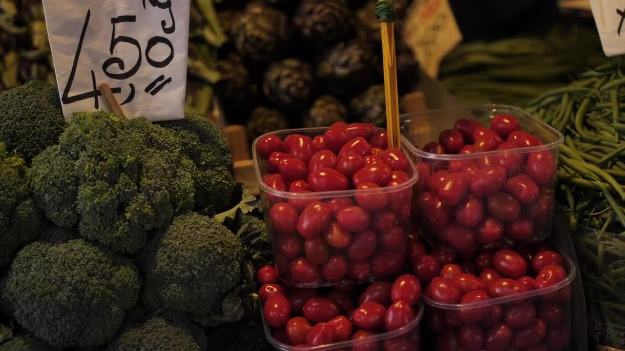 Free Video Stock tomatoes and broccoli in a greengrocer Live Wallpaper
