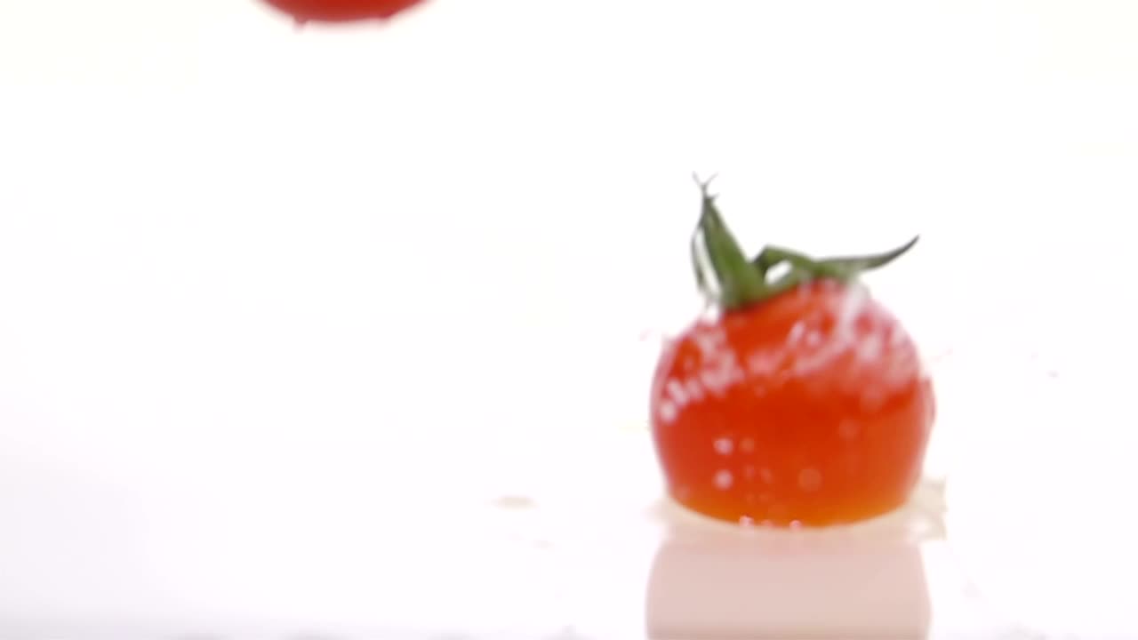 Free Video Stock tomatoes falling into the water Live Wallpaper