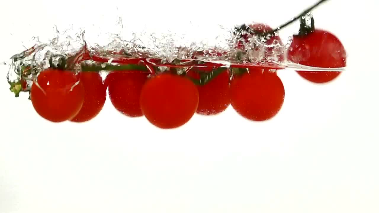 Free Video Stock tomatoes falling through water Live Wallpaper