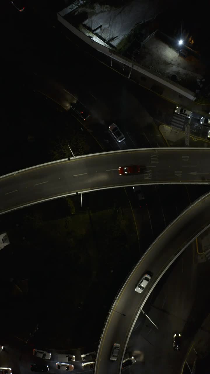 Free Video Stock top aerial spinning shot del tráfico nocturno Live Wallpaper