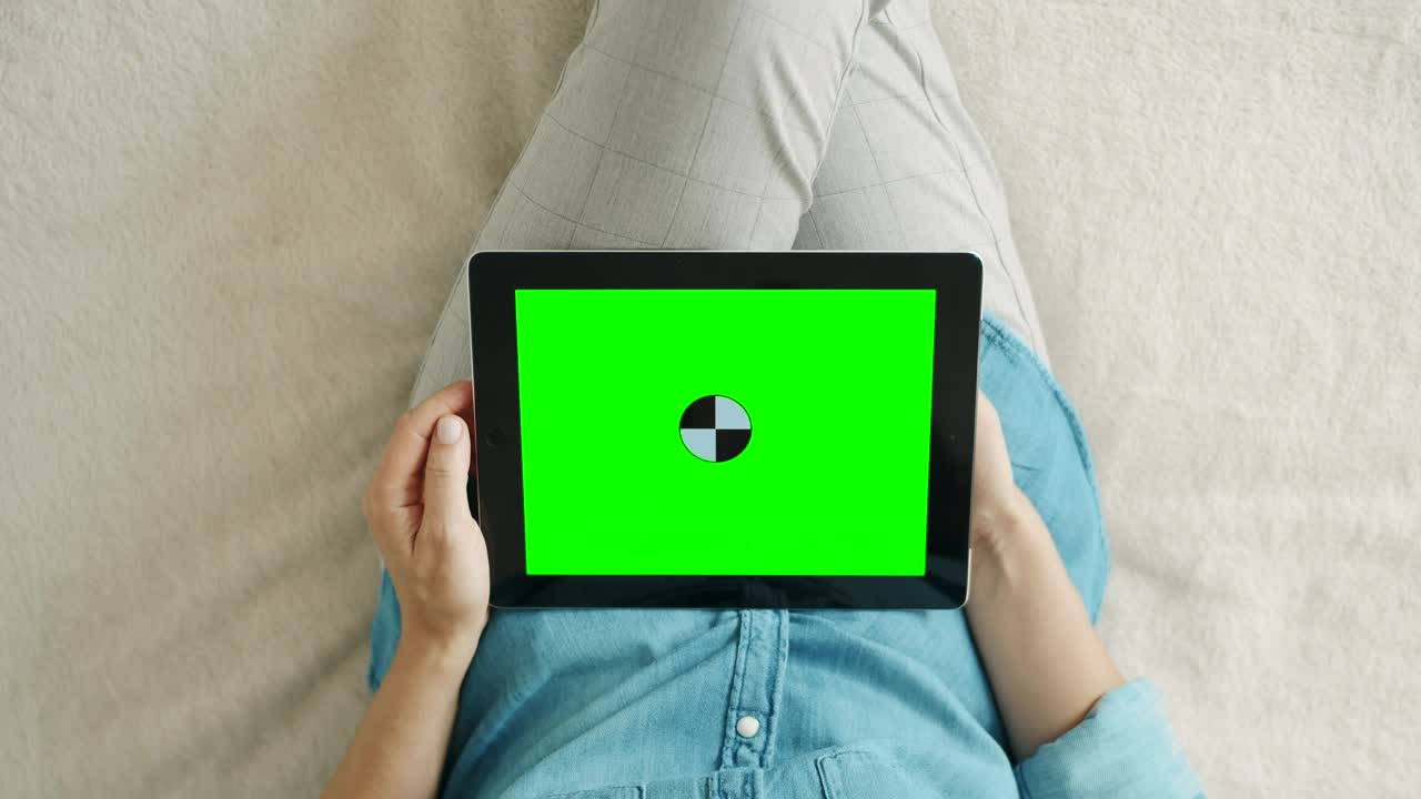 Free Video Stock top shot of a person using a tablet with chroma Live Wallpaper