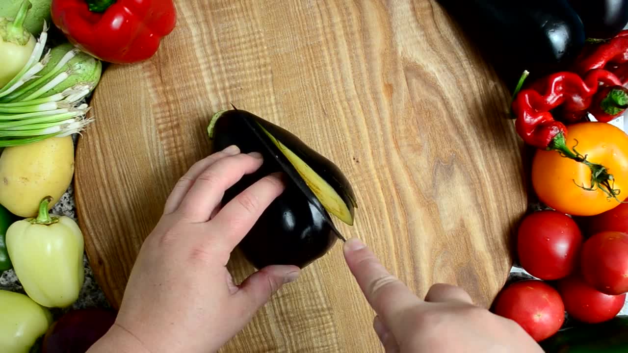 Free Video Stock top view of a person slicing vegetables Live Wallpaper