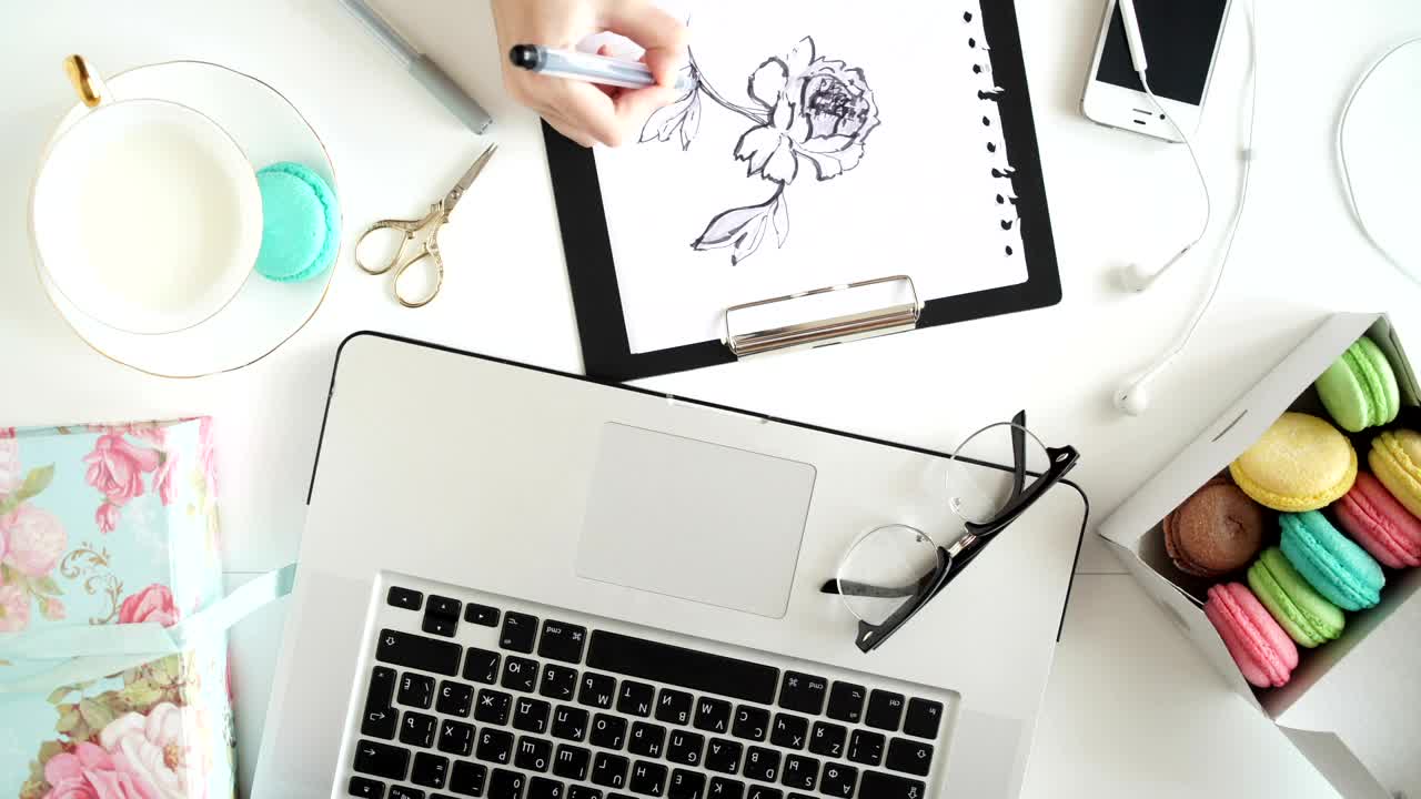 Free Video Stock top view of illustrator hand drawing on graphic tablet Live Wallpaper