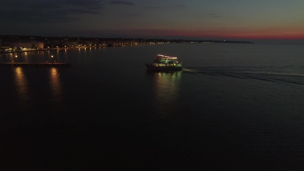 Free Video Stock tour boat with bright lights Live Wallpaper