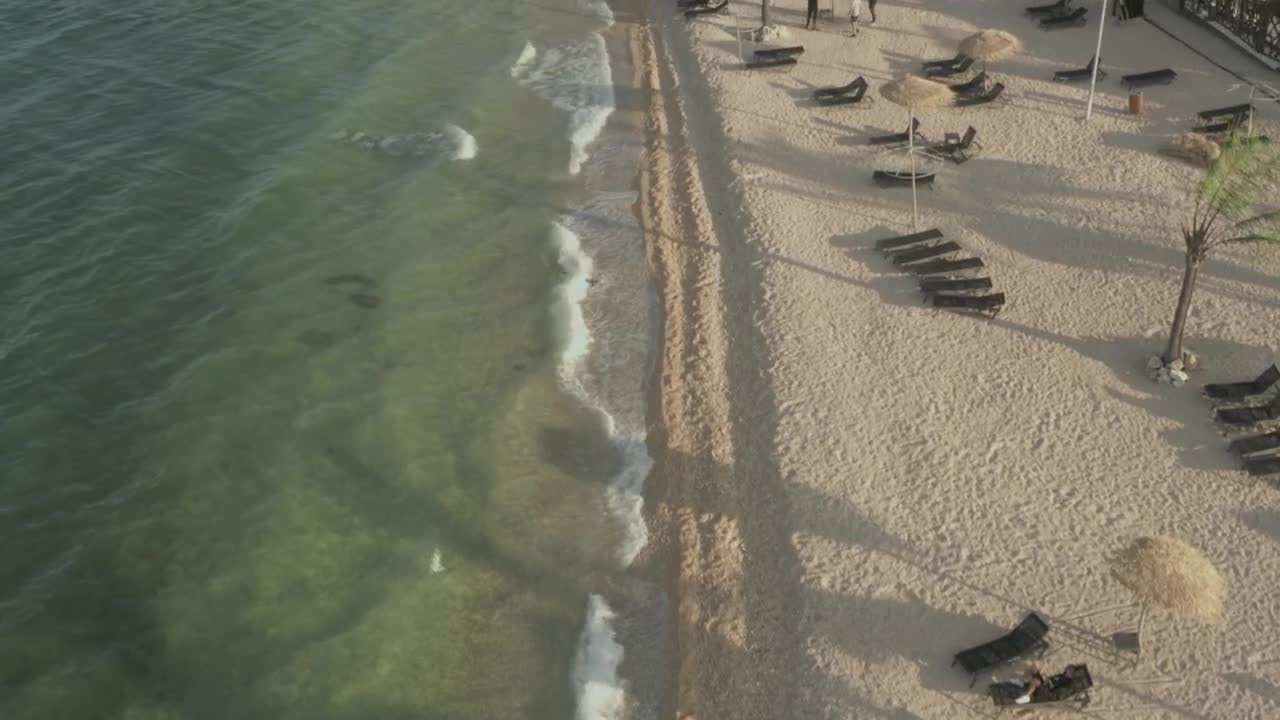 Free Video Stock tour of a tourist beach with crystal clear water Live Wallpaper