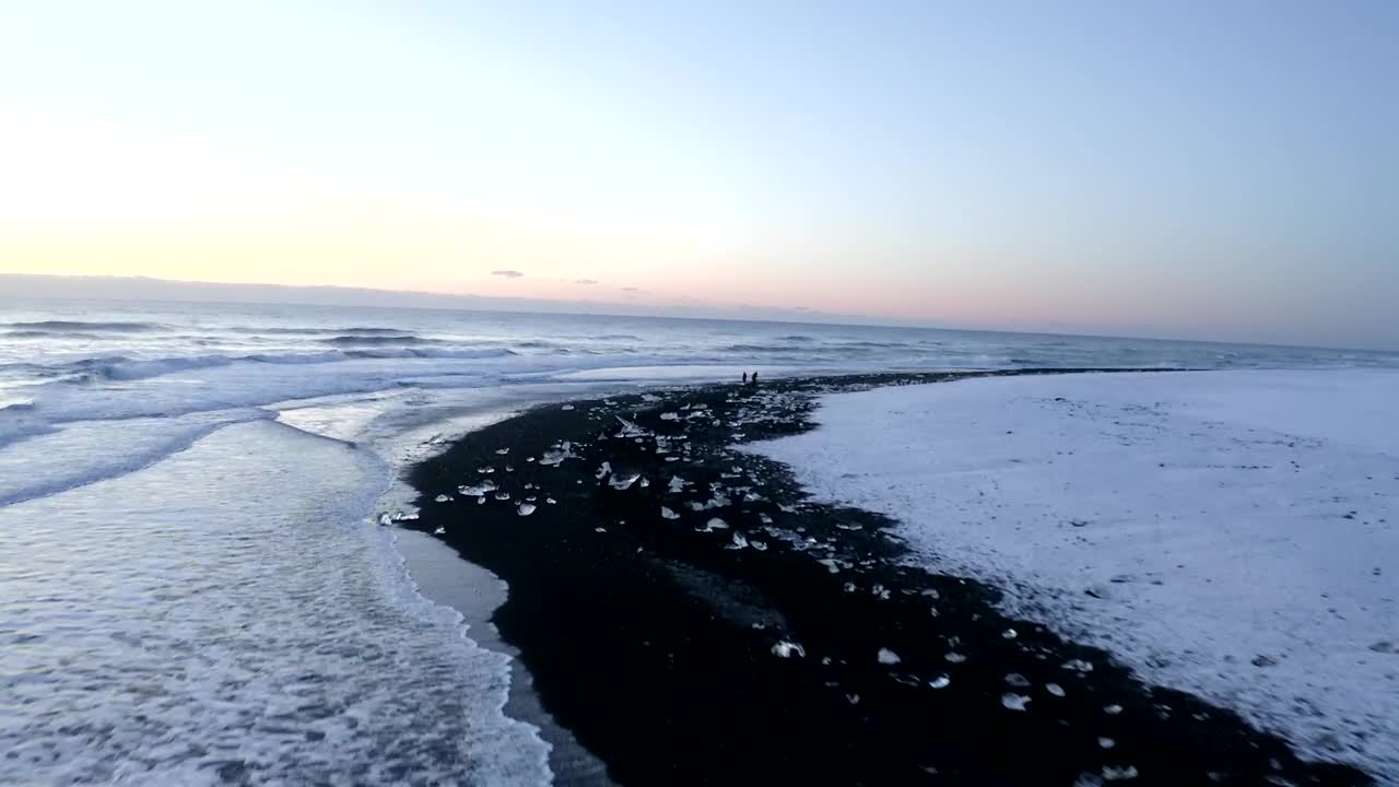 Free Video Stock tour on the seashore of a snowy winter beach Live Wallpaper
