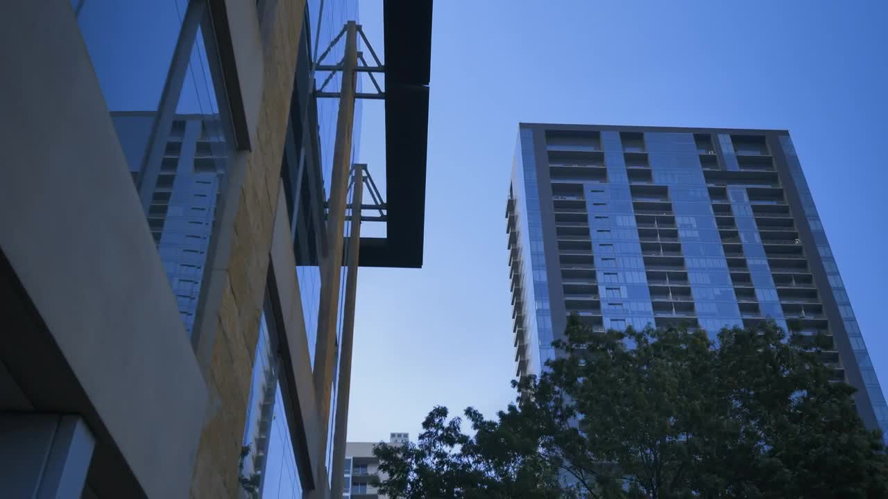 Free Video Stock touring a metropolis with an eye upward Live Wallpaper