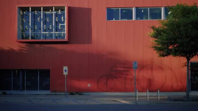 Free Video Stock touring the facade of a large bike shop Live Wallpaper