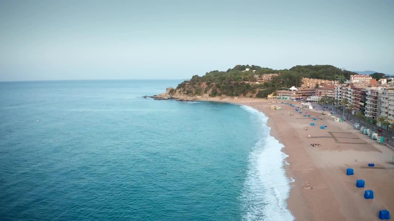 Free Video Stock tourist beach by apartment buildings Live Wallpaper