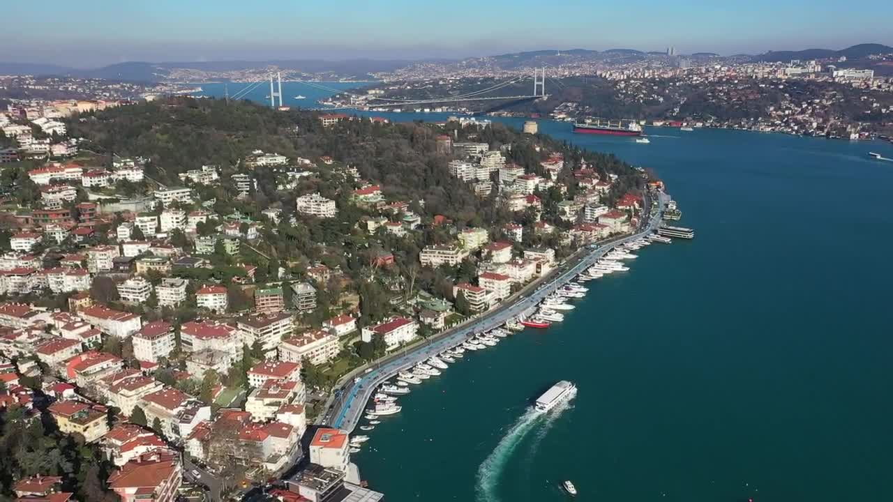 Free Video Stock tourist boat heading along the coast Live Wallpaper