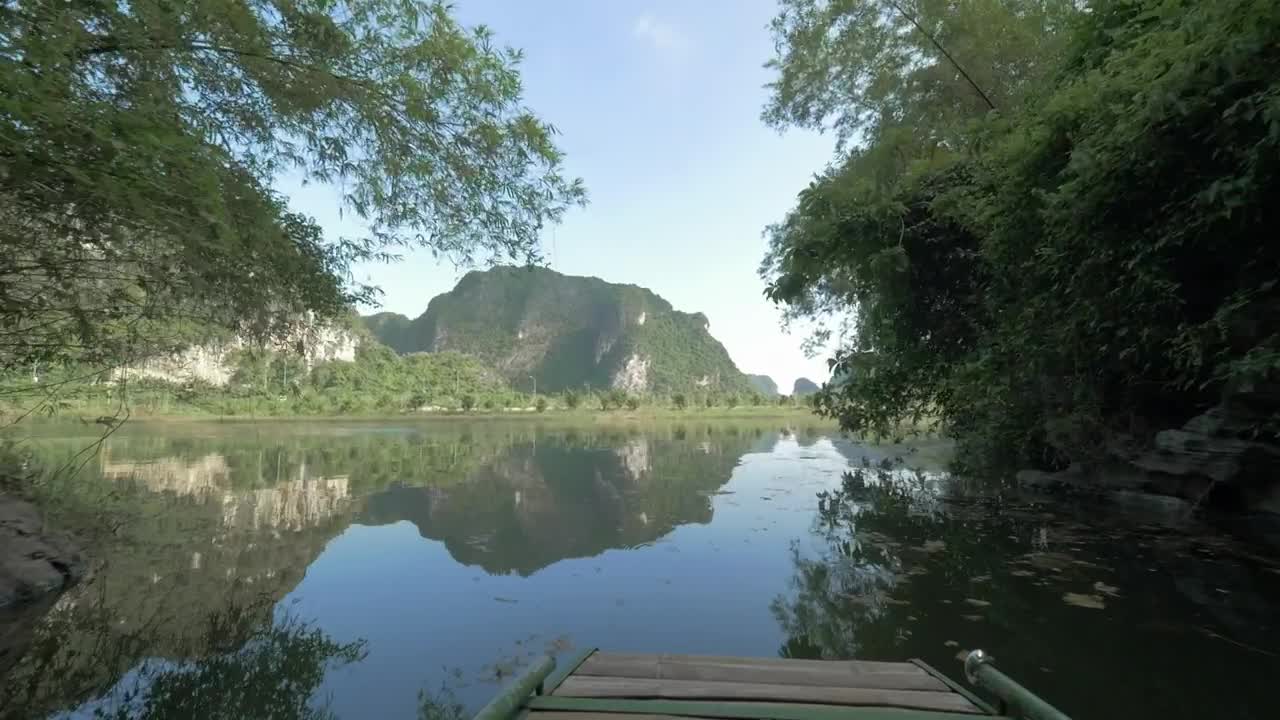 Free Video Stock tourist boat heading through ha long bay Live Wallpaper
