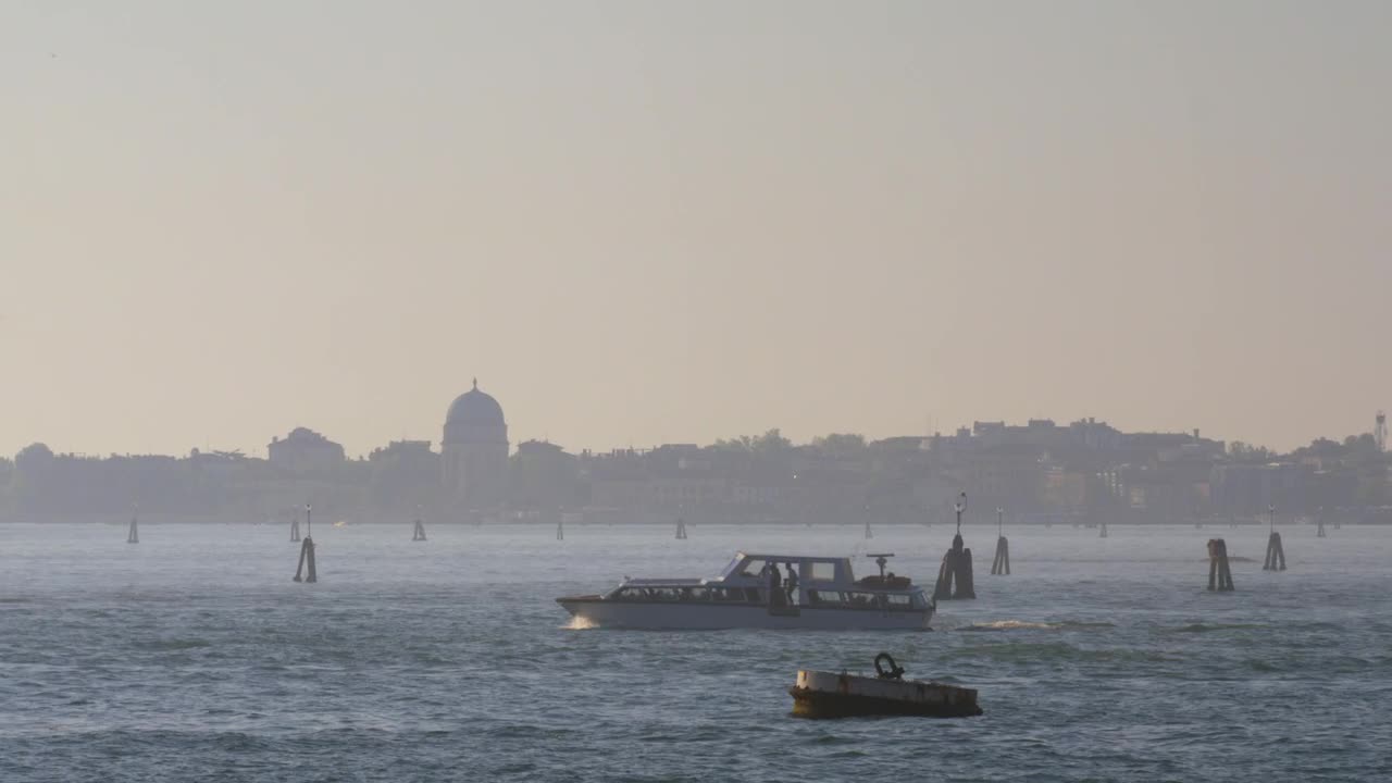 Free Video Stock tourist boat heading by venice Live Wallpaper