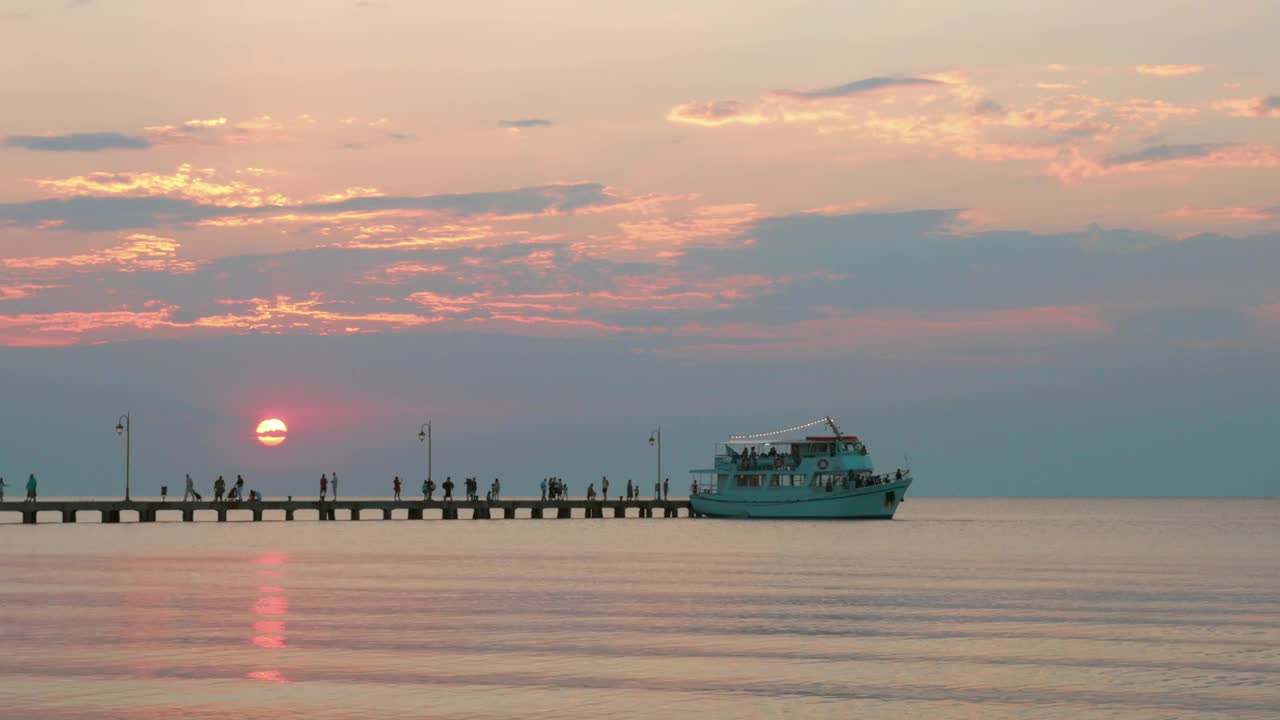 Free Video Stock tourist boat leaving a pier Live Wallpaper