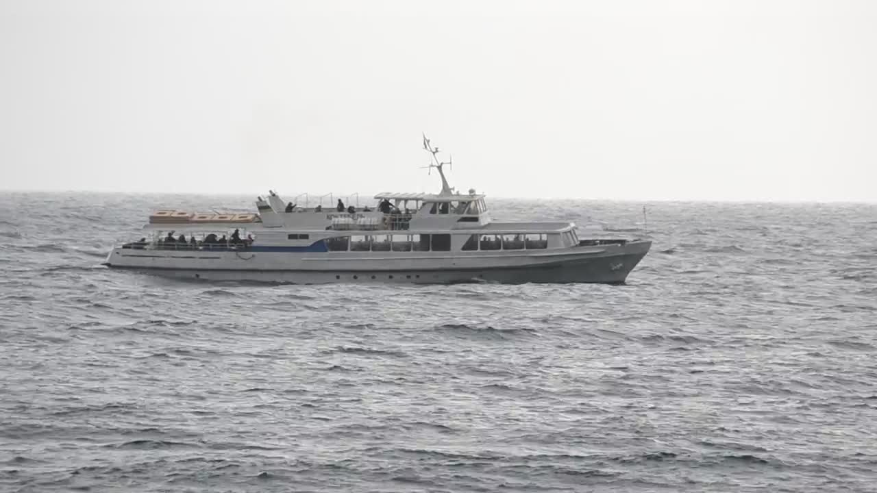 Free Video Stock tourist boat on a rainy day Live Wallpaper