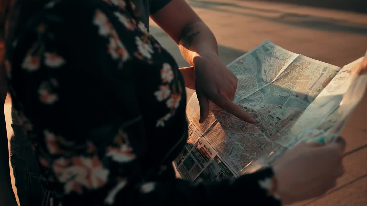 Free Video Stock tourist couple looking at a city map Live Wallpaper