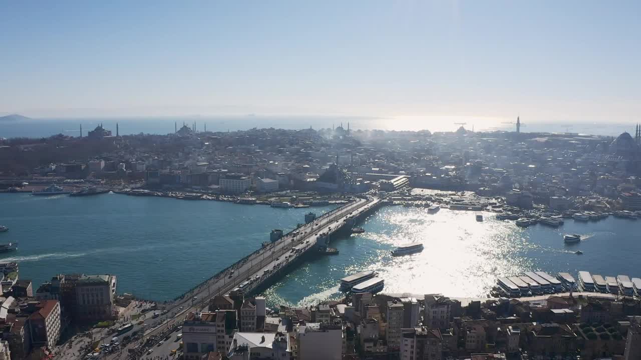 Free Video Stock tourist boats moving across the city Live Wallpaper