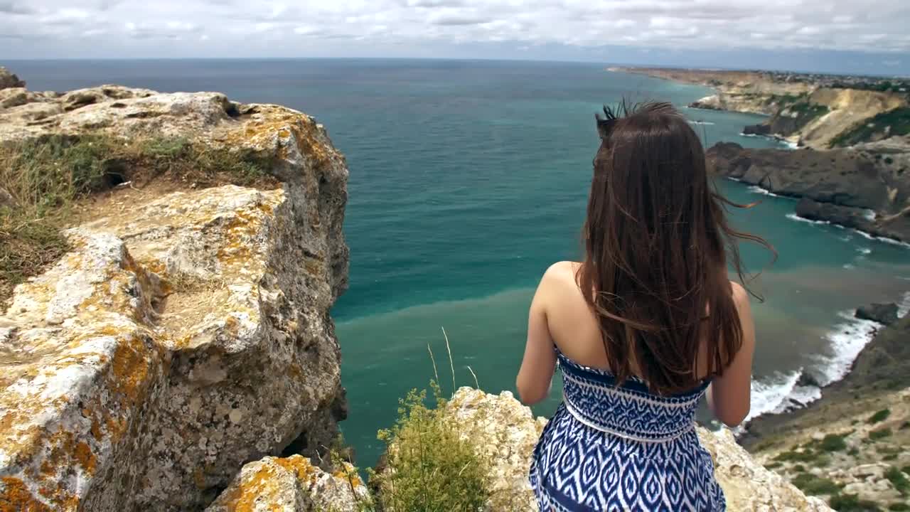 Free Video Stock tourist looking at the beach scenery from above Live Wallpaper