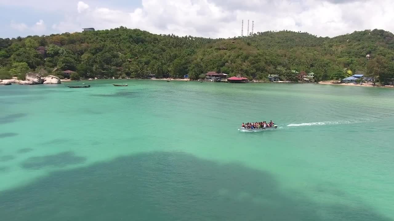 Free Video Stock tourist on a trip through the turquoise sea Live Wallpaper