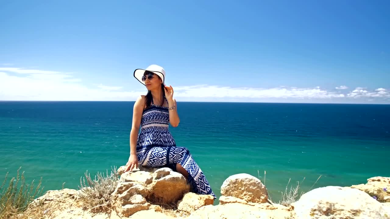 Free Video Stock tourist posing on the seashore Live Wallpaper