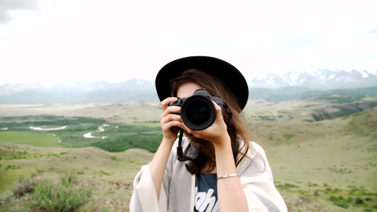 Free Video Stock tourist taking photos in nature Live Wallpaper