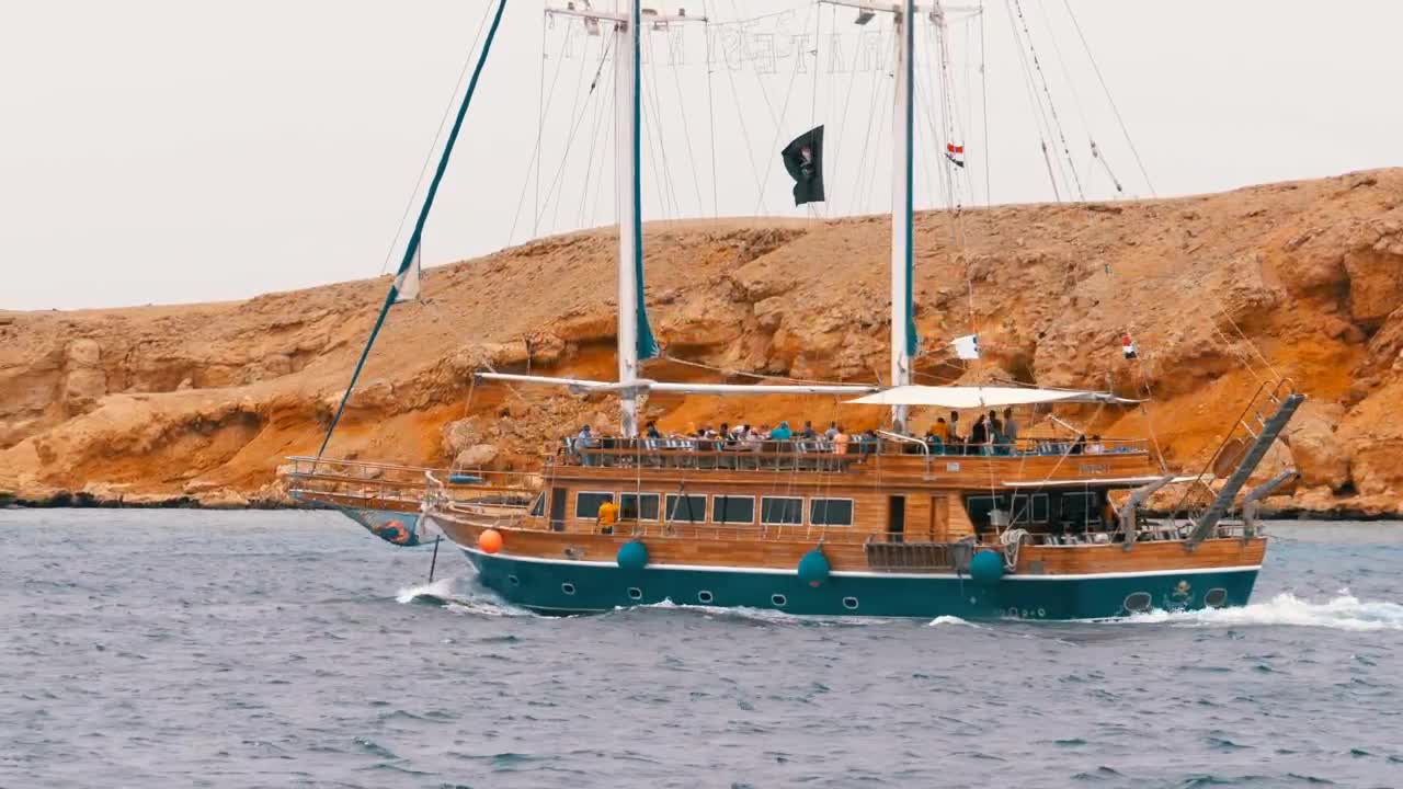 Free Video Stock tourist yacht sailing on the river Live Wallpaper