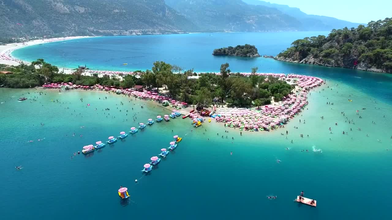 Free Video Stock tourists beach and the blue ocean Live Wallpaper