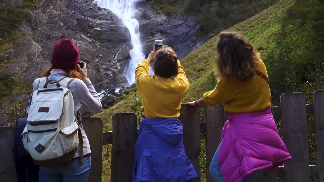 Free Video Stock tourists taking photos to a waterfall Live Wallpaper