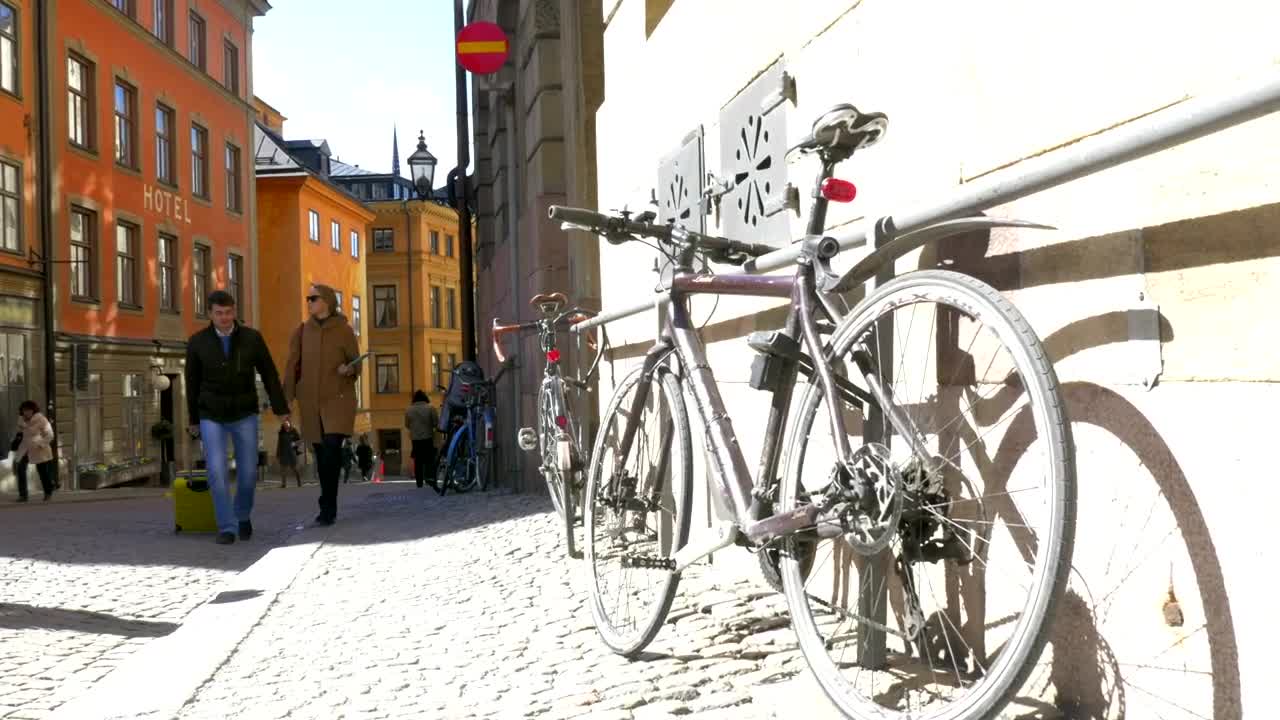 Free Video Stock tourists walking around town Live Wallpaper