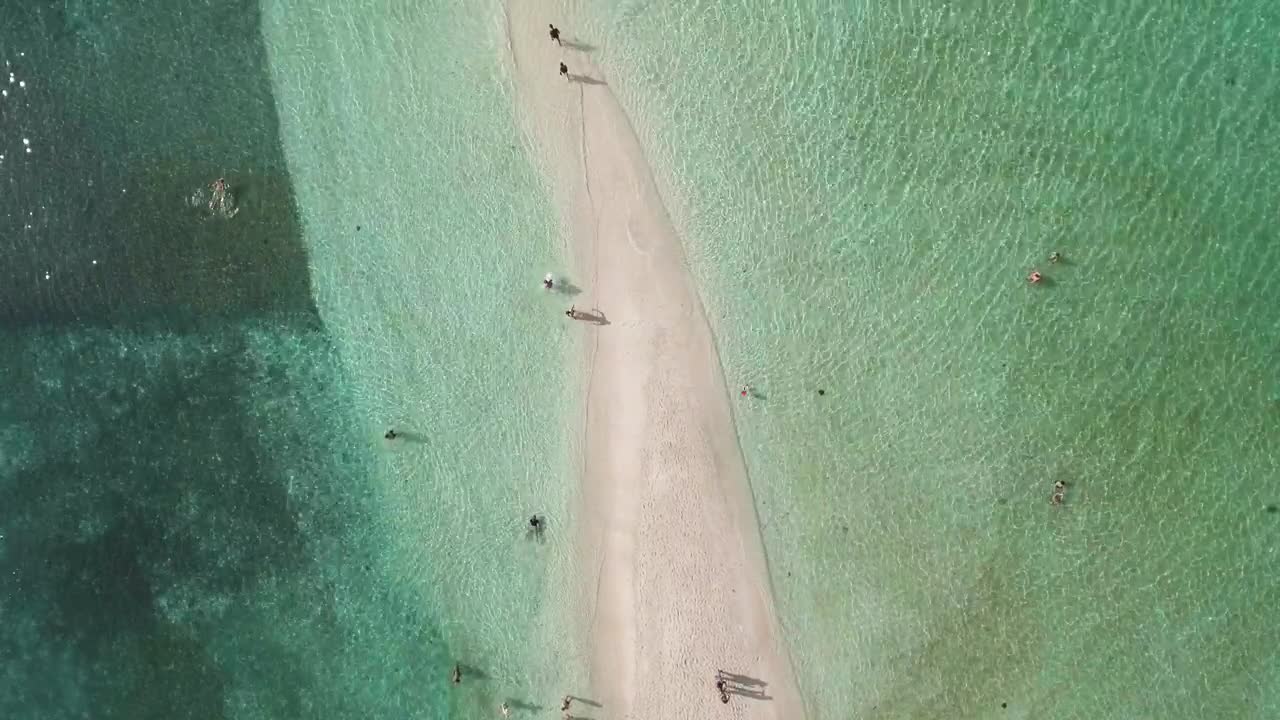 Free Video Stock tourists walking on the white sand beach Live Wallpaper