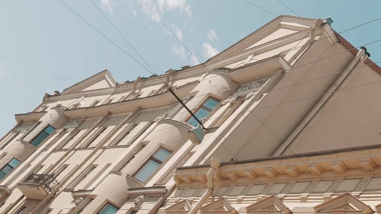 Free Video Stock town building in the bright sun Live Wallpaper