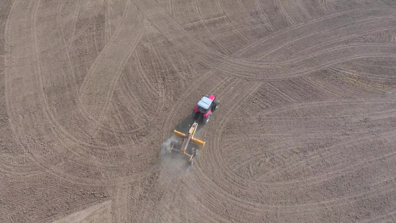 Free Video Stock tractor preparing the agricultural ground Live Wallpaper