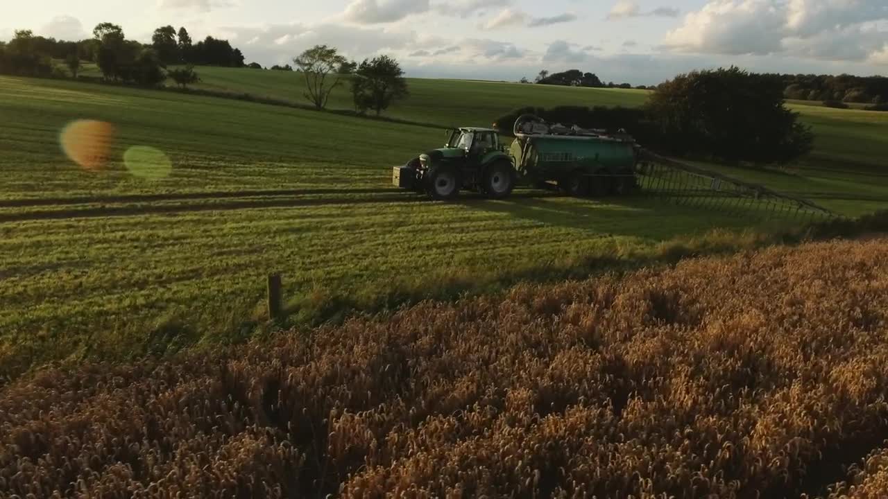 Free Video Stock tractor reversing down a hill Live Wallpaper