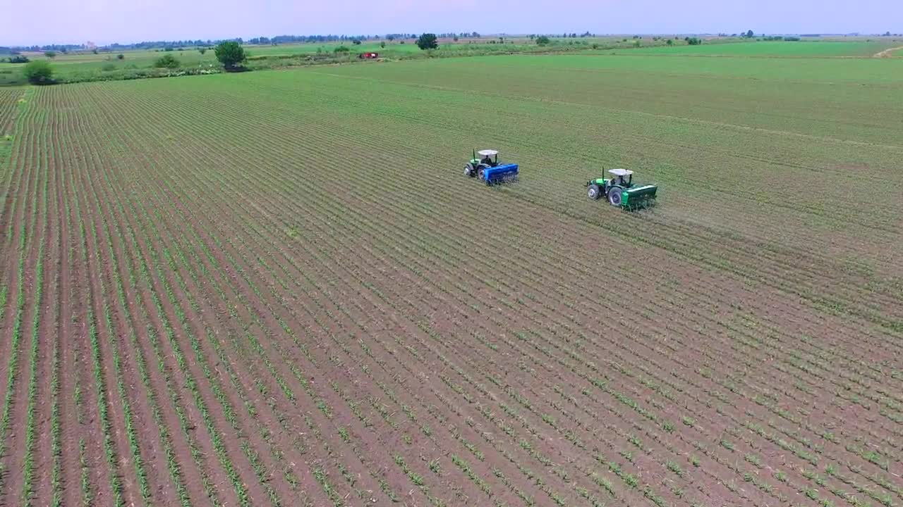 Free Video Stock tractors fertilizing agricultural fields Live Wallpaper