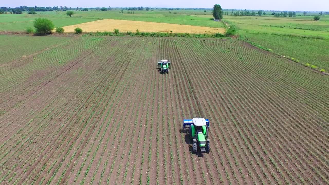 Free Video Stock tractors working on agricultural fields Live Wallpaper