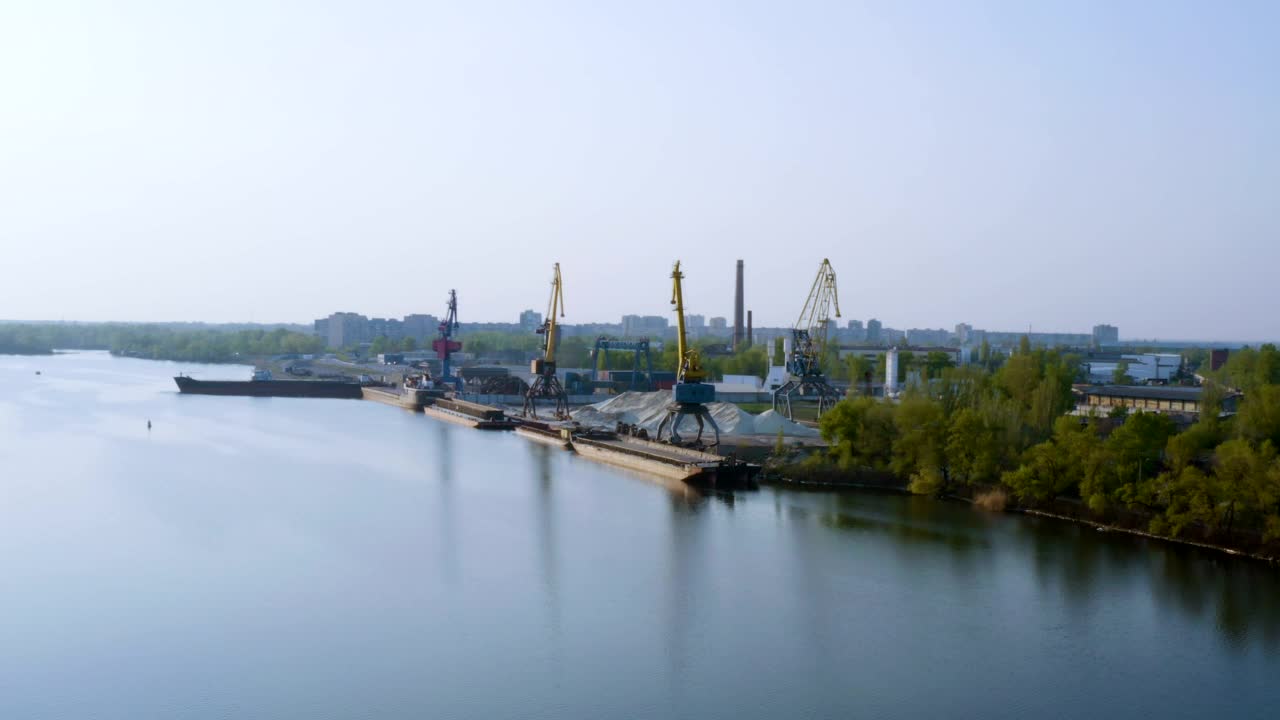 Free Video Stock trading port with cranes by the river Live Wallpaper