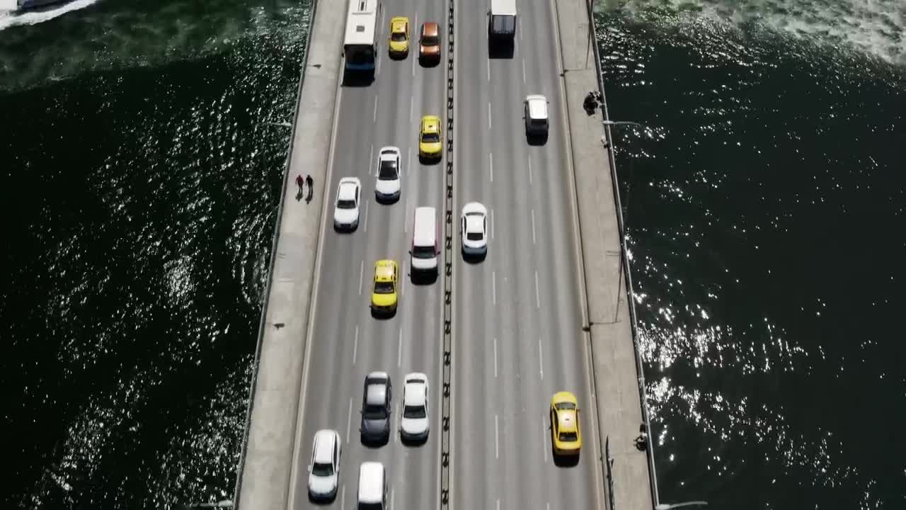 Free Video Stock traffic above and below the golden horn bridge Live Wallpaper