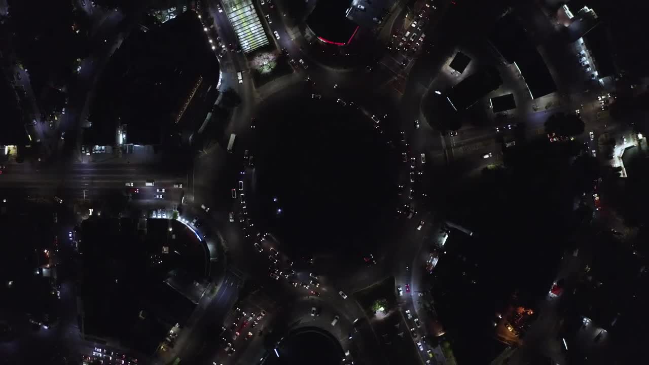 Free Video Stock traffic at a roundabout at night Live Wallpaper