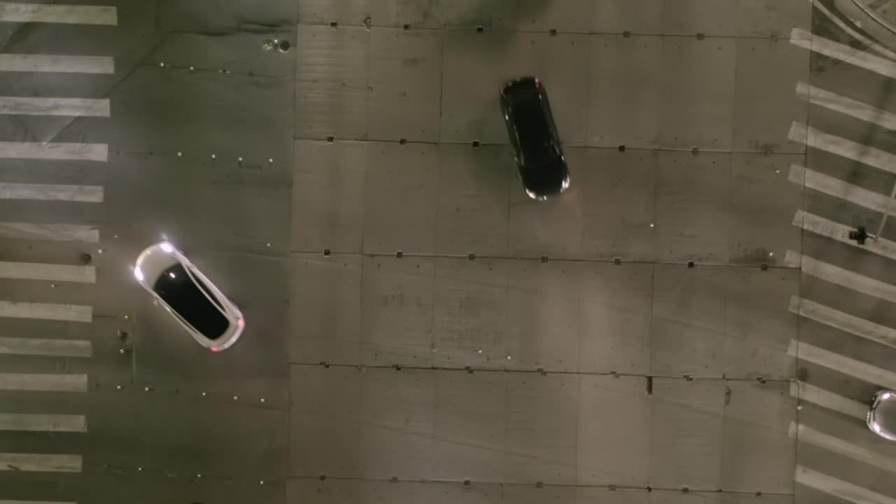 Free Video Stock traffic at a vehicular crossing of avenues Live Wallpaper