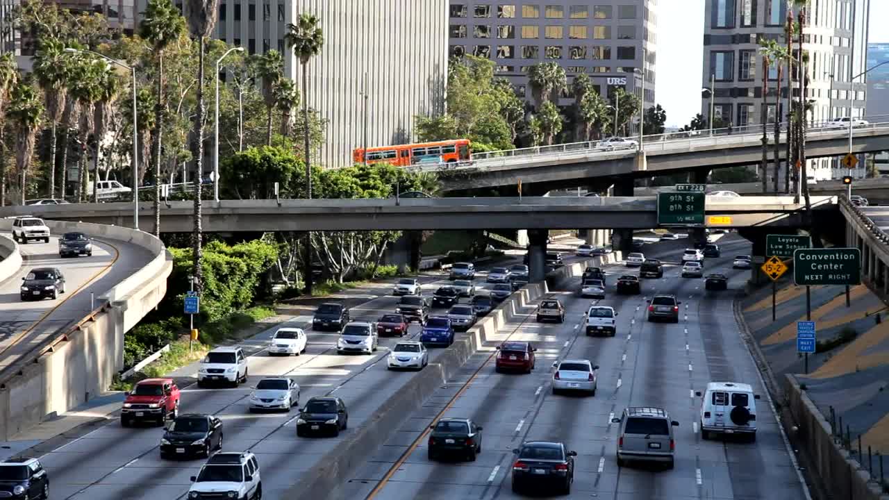 Free Video Stock traffic in a citys avenues and bridges Live Wallpaper