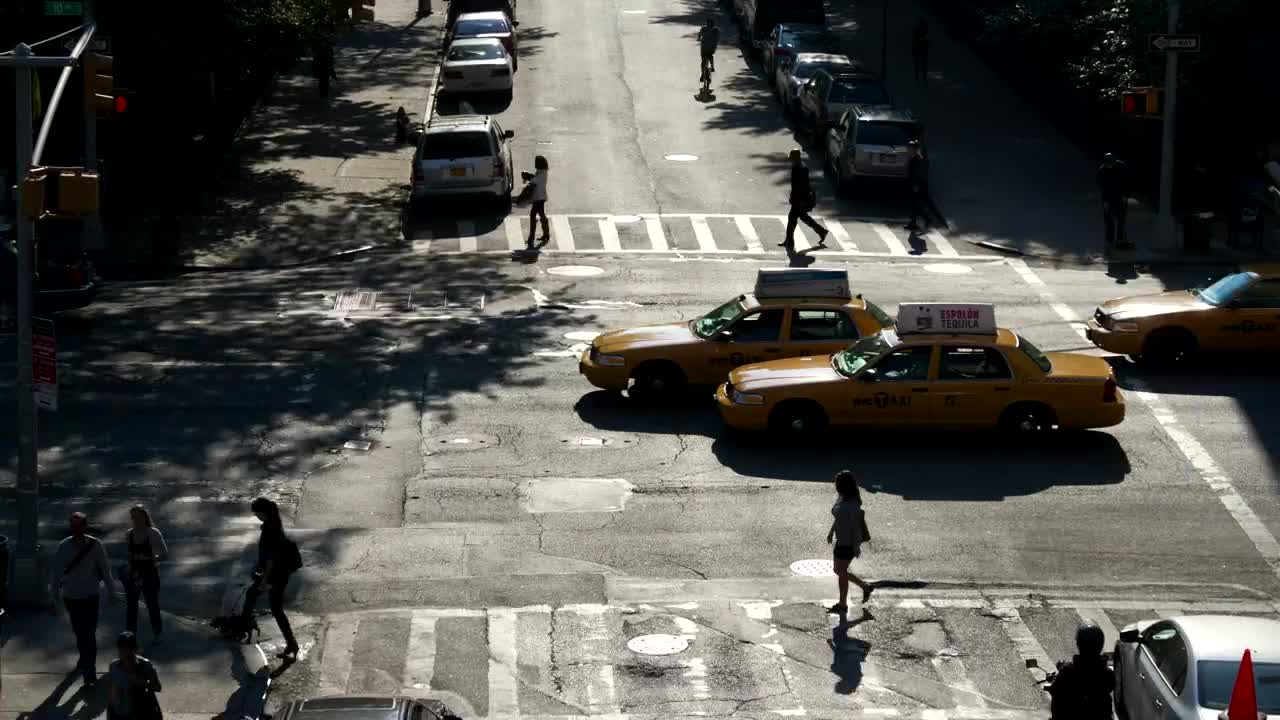 Free Video Stock traffic in a crossroads Live Wallpaper