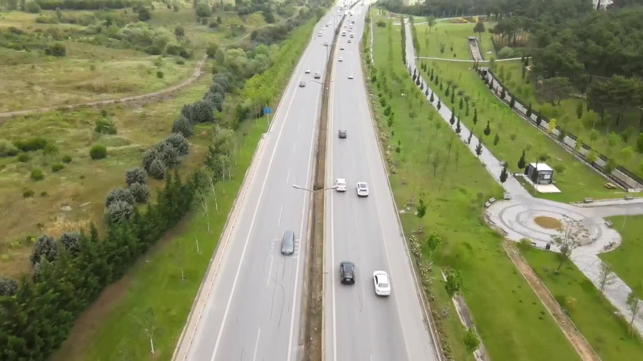 Free Video Stock traffic in a two way highway aerial view Live Wallpaper