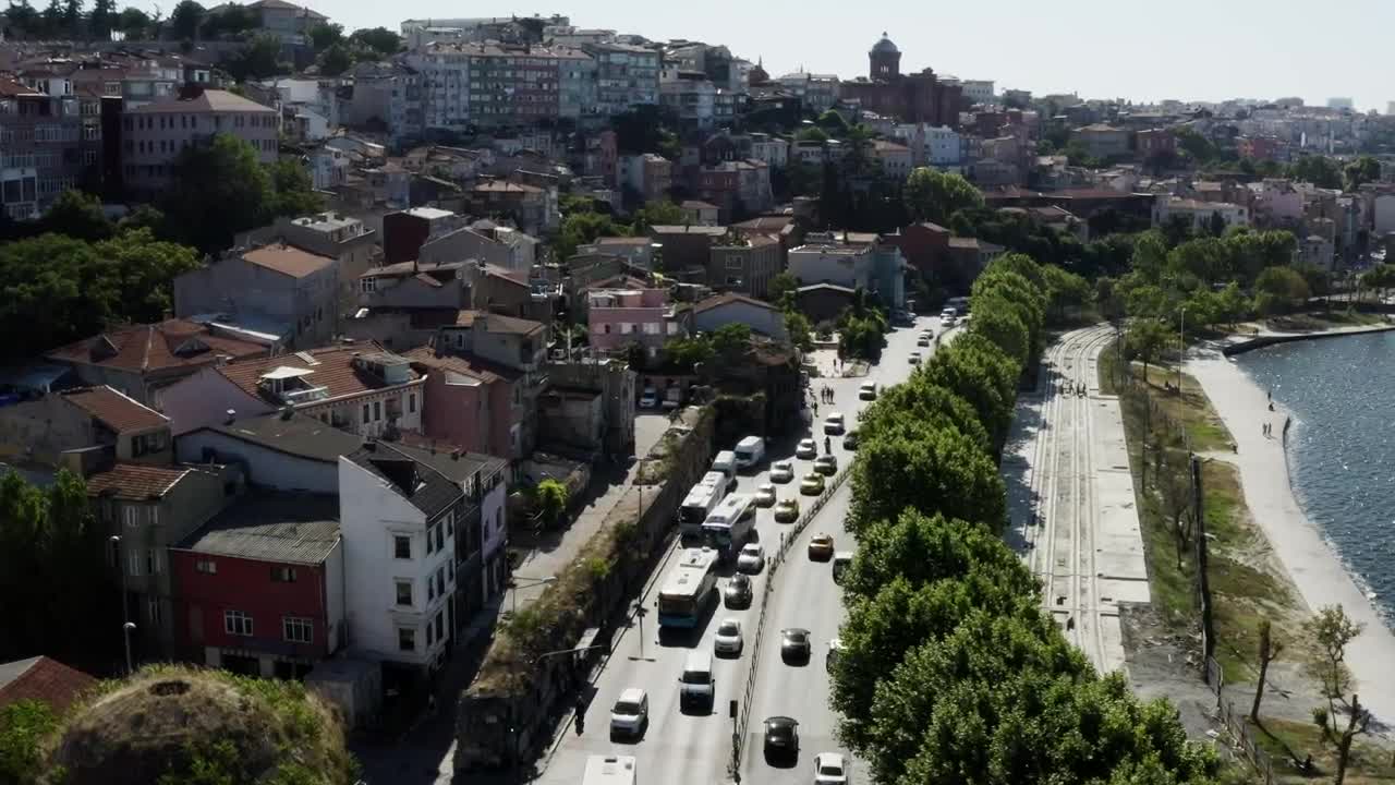 Free Video Stock traffic moving past waterfront houses Live Wallpaper