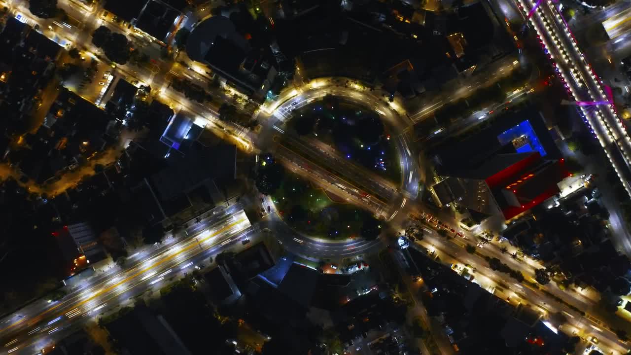 Free Video Stock traffic of a roundabout during one night Live Wallpaper