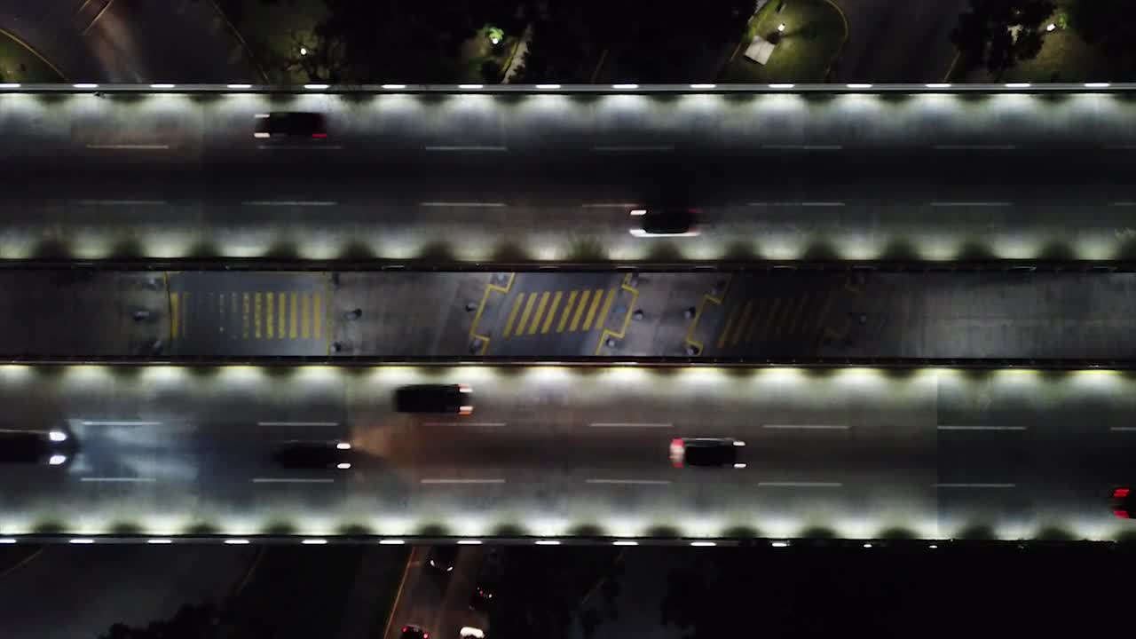 Free Video Stock traffic on a bridge at night Live Wallpaper