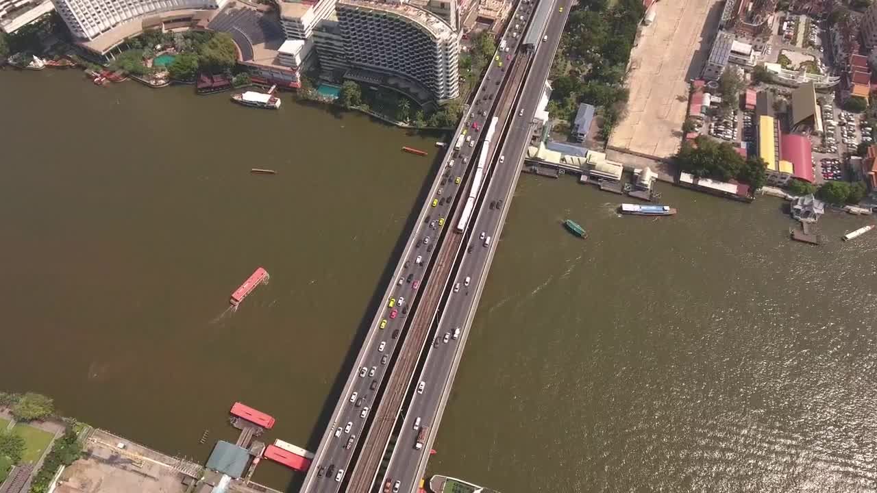 Free Video Stock traffic on a bridge over the river Live Wallpaper