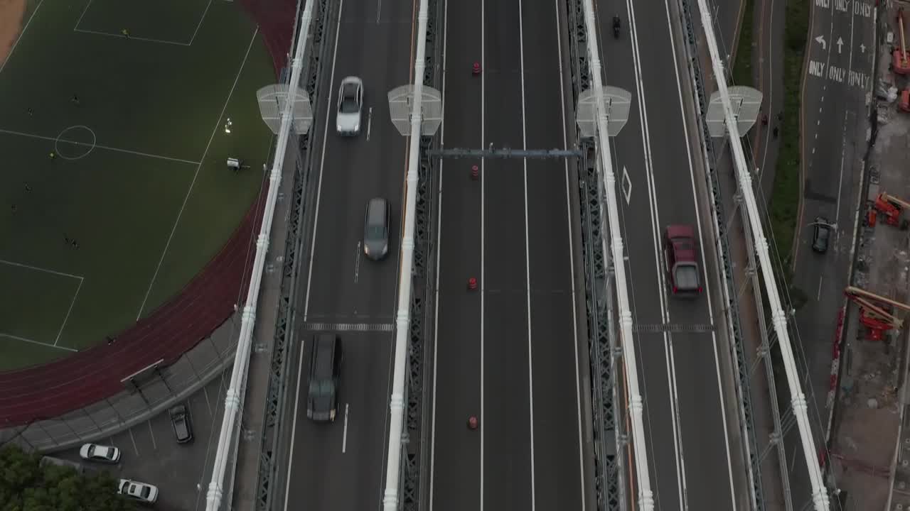 Free Video Stock traffic on a bridge passing through the city Live Wallpaper